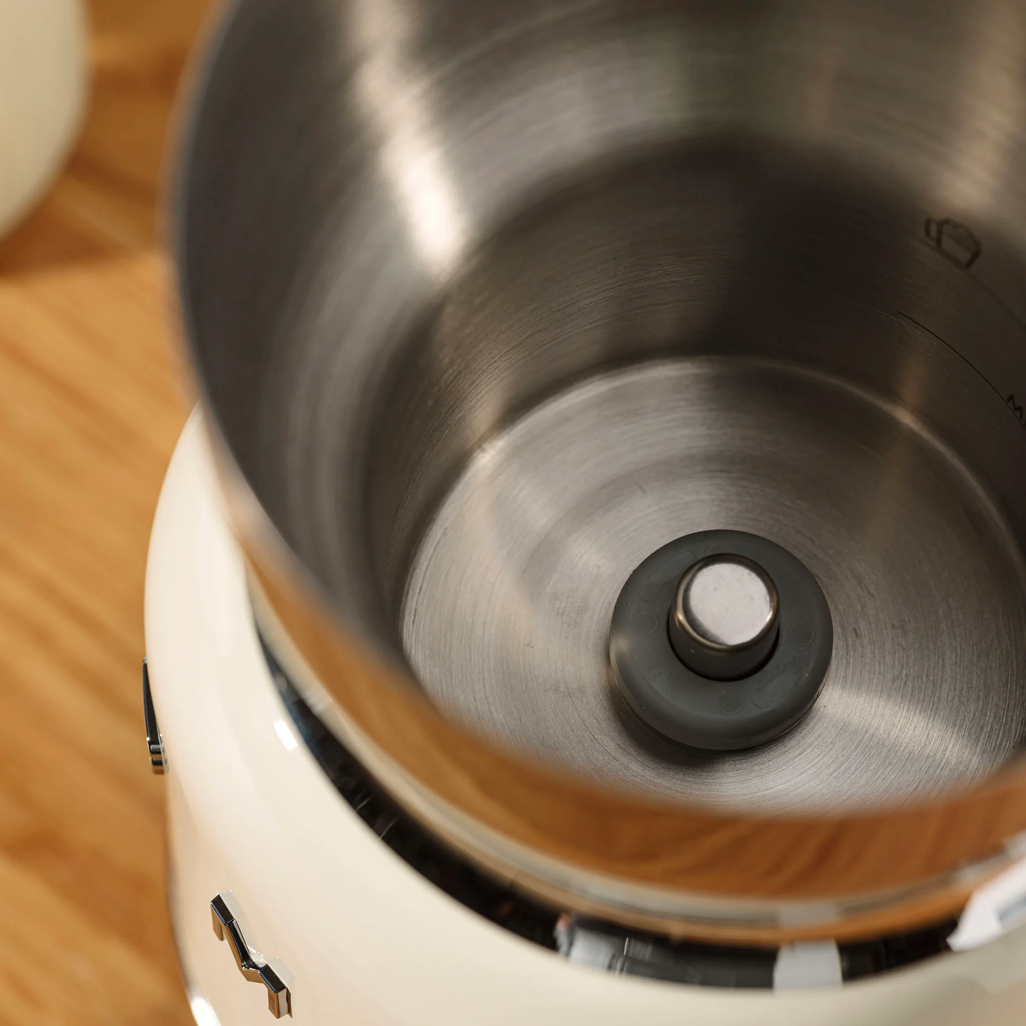50's Style Milk Frother - Cream (MFF11CRAU) - Image 12
